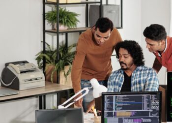 Stop Guessing Who’s Online: How to Lead Remote Teams on Flexible Schedules