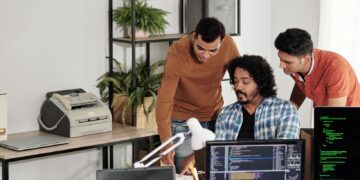 Stop Guessing Who’s Online: How to Lead Remote Teams on Flexible Schedules